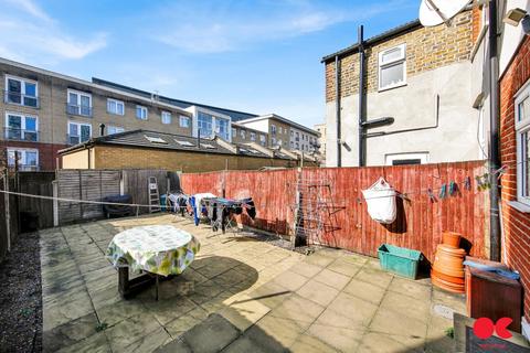 2 bedroom end of terrace house to rent, Riverdene Road, Ilford IG1