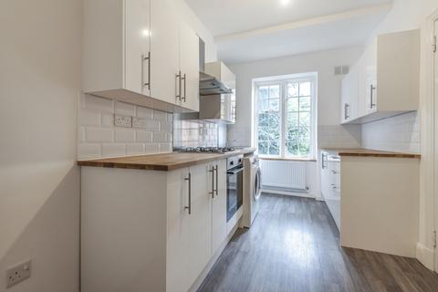 3 bedroom flat to rent, Manor Fields Putney SW15