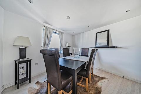 3 bedroom apartment for sale, St Margarets Court, Marina, Swansea