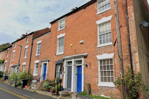 4 bedroom terraced house to rent, Chapel Street, Warwick