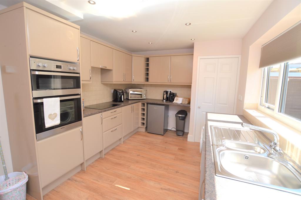 Open plan lounge, dining room &amp; kitchen