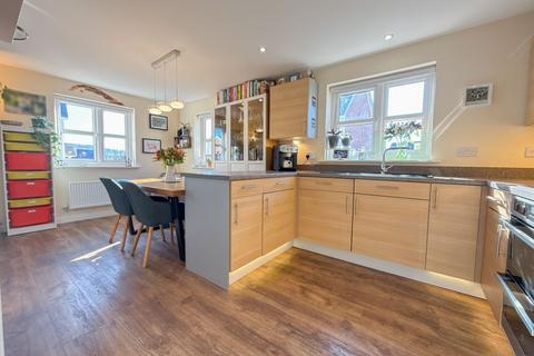 1 Hanratte Close, Llantilio Pertholey, Abergavenny, NP7 6PT
