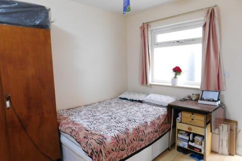 Studio to rent, Greenford Avenue, Hanwell