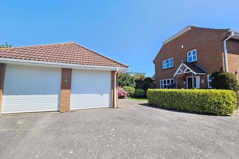 4 bedroom detached house for sale, Schooners Close, Lee-On-The-Solent, PO13