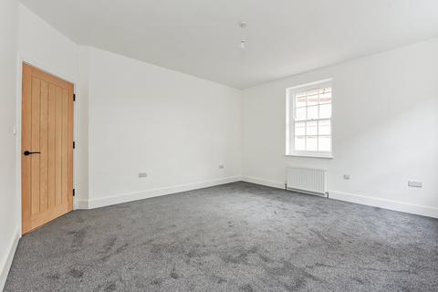 2 bedroom flat to rent, High Street, Alton, Hampshire