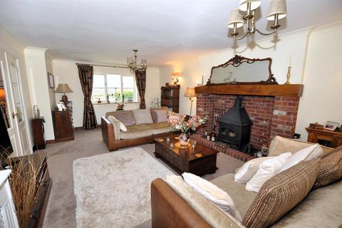 4 bedroom detached house for sale, Fauld Lane, Burton-On-Trent DE13