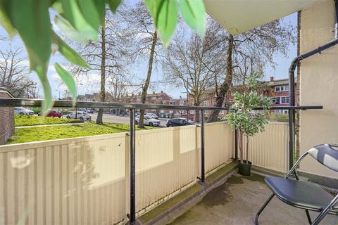 3 bedroom flat for sale, Highbury Quadrant, London