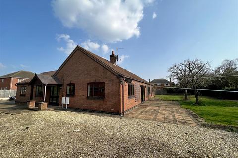 5 bedroom detached bungalow to rent, Berkeley Avenue, North Hykeham