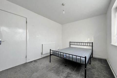 2 bedroom flat to rent, Brading Crescent, London, E11