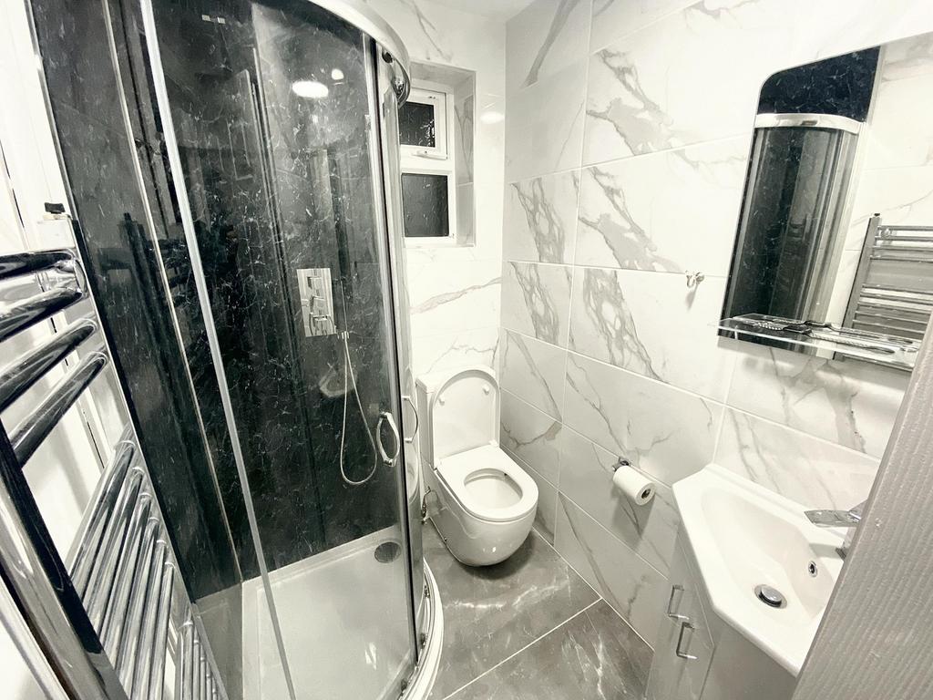 A modern bathroom suite featuring a spacious wa...