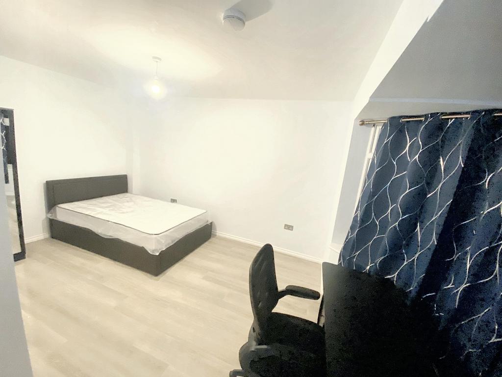 Bright and spacious double bedroom featuring mo...