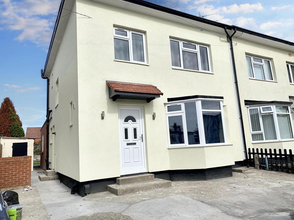 Charming front view of a well-maintained proper...