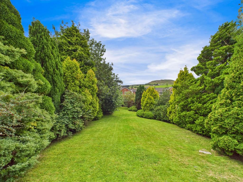 Extensive Rear Garden