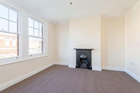 3 bedroom flat to rent, Fore Street, London N18