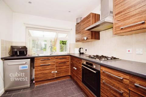 2 bedroom end of terrace house to rent, Sunnydene Road Purley CR8