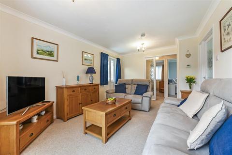 2 bedroom detached bungalow for sale, St Georges Walk, Eastergate