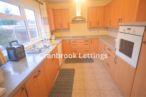 2 bedroom bungalow to rent, Dunspring Lane, IG5 0UB