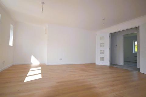 2 bedroom flat to rent, St. Christophers Close, Chichester, PO19