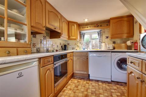 2 bedroom cottage to rent, North Street, Pennington, Lymington