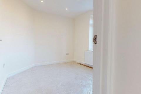 4 bedroom terraced house to rent, Southend Lane London SE6