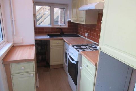 2 bedroom flat to rent, GfF   Westcliff Avenue, Westcliff On Sea