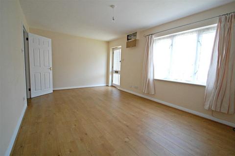 2 bedroom flat to rent, Princes Road, Petersfield.