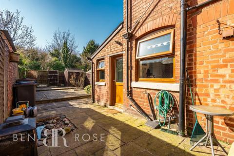 2 bedroom end of terrace house for sale, Longmeanygate, Leyland