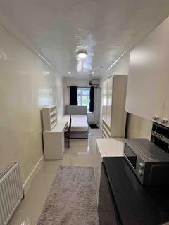 Studio to rent, Uxbridge, UB8