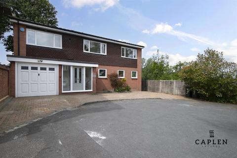 4 bedroom detached house to rent, Willow Mead, Chigwell