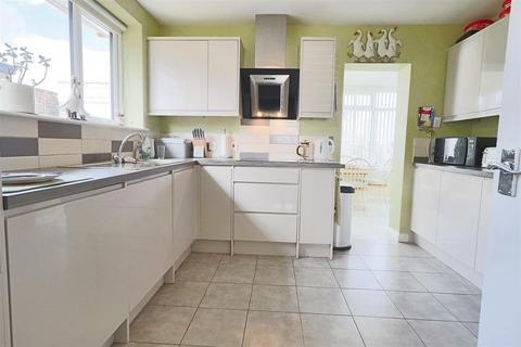 29 Conrad Road, Lowestoft, NR33 8QD
