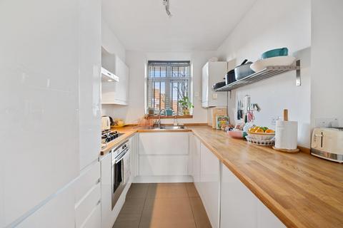 2 bedroom flat for sale, Southwell House, London, N16