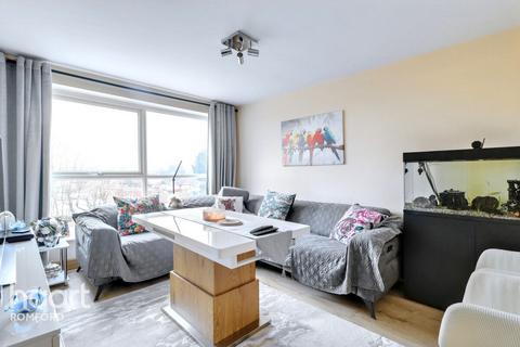 2 bedroom flat for sale, Paul Court, Romford, RM7 9PR