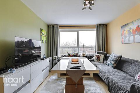 2 bedroom flat for sale, Paul Court, Romford, RM7 9PR