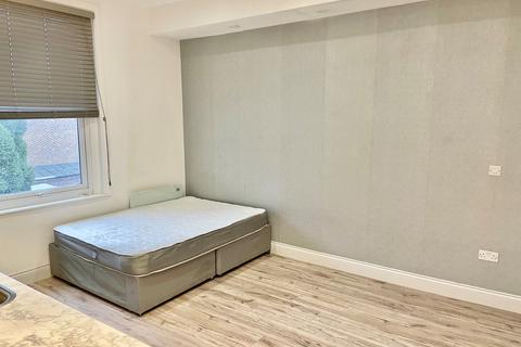 Studio to rent, Ealing Road, Wembley HA0