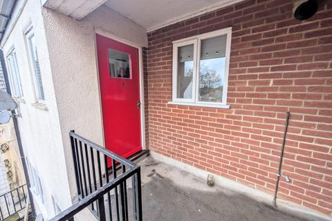 2 bedroom flat to rent, High Street, Spalding, PE12