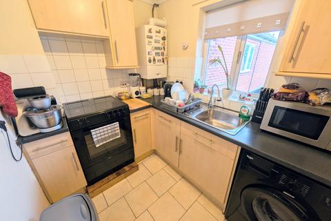 2 bedroom flat to rent, High Street, Spalding, PE12