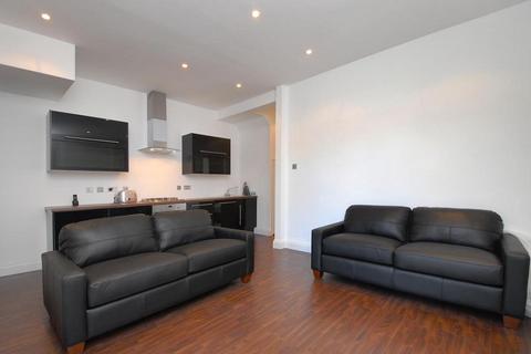 2 bedroom flat to rent, Pelham Road London SW19