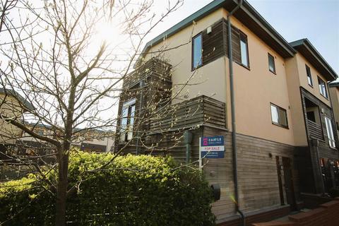 3 bedroom end of terrace house for sale, Bywater Court, Allerton Bywater, Castleford
