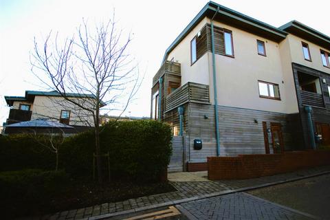 3 bedroom end of terrace house for sale, Bywater Court, Allerton Bywater, Castleford