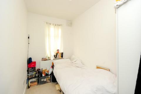 2 bedroom flat to rent, Victoria Road, Ruislip Manor HA4