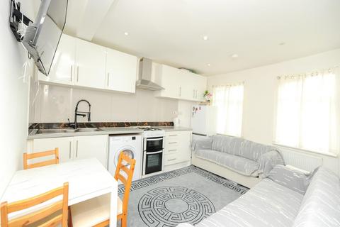 2 bedroom flat to rent, Victoria Road, Ruislip Manor HA4