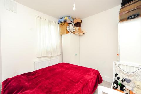 2 bedroom flat to rent, Victoria Road, Ruislip Manor HA4