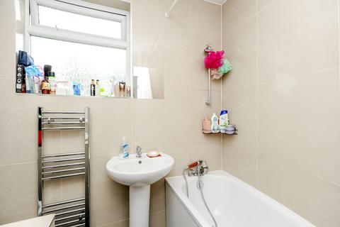 2 bedroom flat to rent, Victoria Road, Ruislip Manor HA4