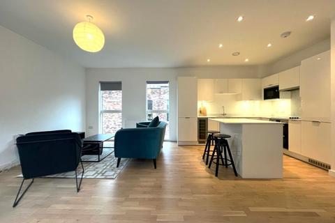 3 bedroom townhouse to rent, Lockgate Mews, Manchester M4