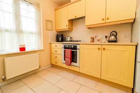 2 bedroom flat to rent, Mill Chase Close, Wakefield WF2