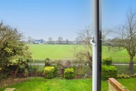 26 King Arthur Court, Cheshunt, Waltham Cross, EN8 8EH