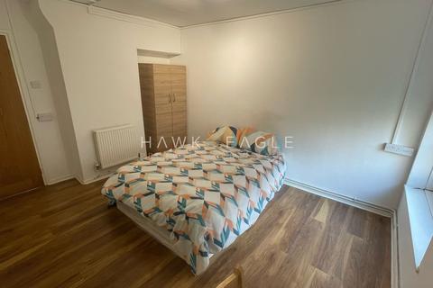 1 bedroom in a flat share to rent, Bromley High Street, London, Greater London. E3