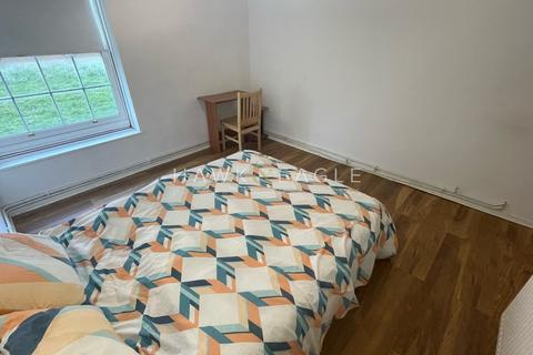 1 bedroom in a flat share to rent, Bromley High Street, London, Greater London. E3