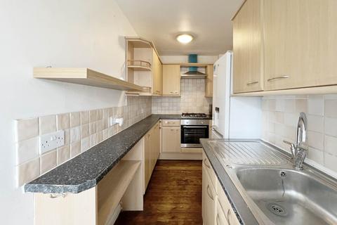 2 bedroom maisonette to rent, Errol Gardens, New Malden