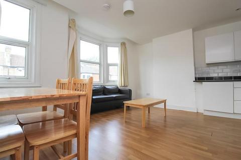 3 bedroom flat to rent, Arnold Road, Philip Lane, London